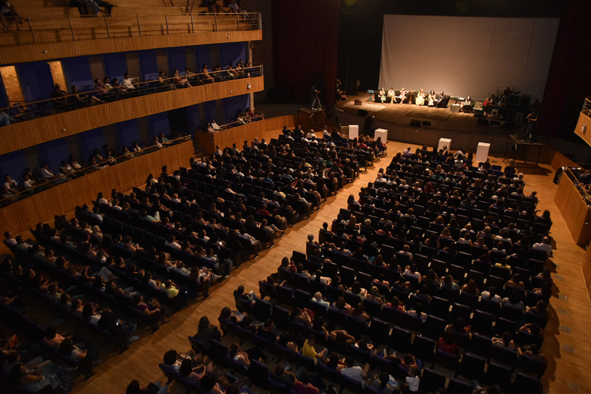 Vista do alto do Teatro Polytheama, com a plateia lotada e palco