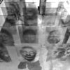 Foto de cima com diversos paineis com as estampas de máscaras que compõem a exposição