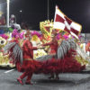 Mestre-sala e porta-bandeira em performance durante o Carnaval