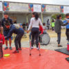 Crianças participando de oficinas circenses, com perna de pau